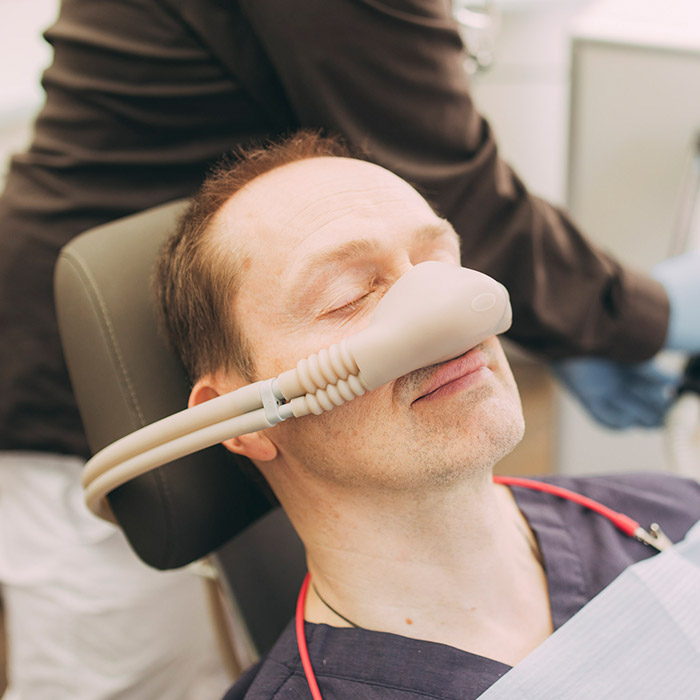 Mann bekommt Narkose vor der Behandlung beim Zahnarzt in Baden-Baden.