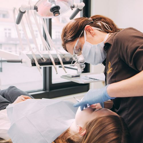 Zahnärztin Dr. Susann Kamm prüft ästhetische Füllung beim Zahnarzt in Baden-Baden.