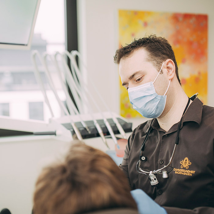 Zahnarzt Dr. Andreas Euchner behandelt Sie mit unsichtbarer Zahnschiene Invisalign Go.