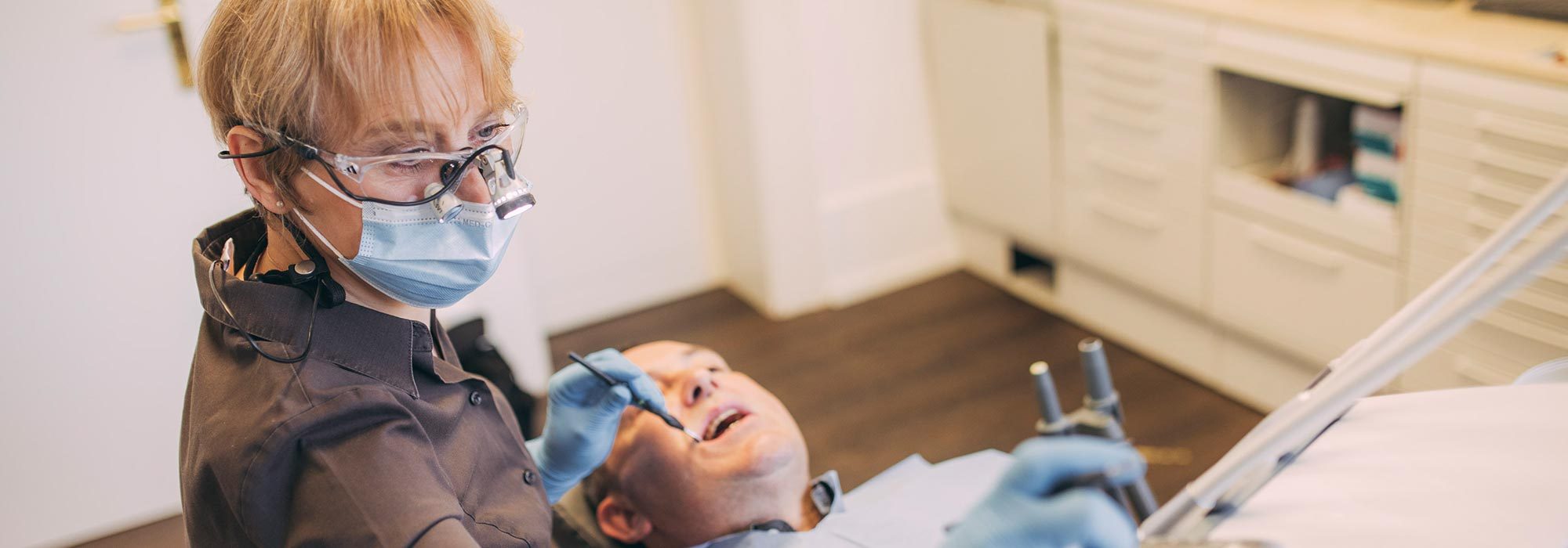 Dentalhygienikerin sorgt für die Prophylaxe beim Zahnarzt in Baden-Baden.