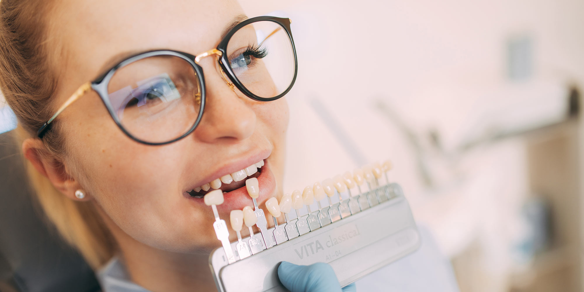 Patientin erhält Zahnfarbberatung für Bleaching in Zahnarztpraxis
