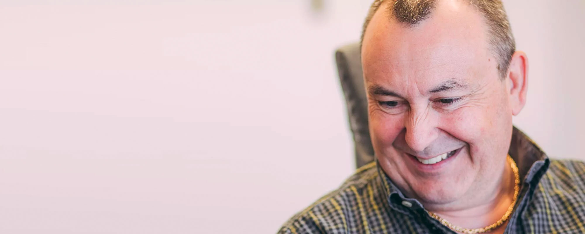 Lächelnder Patient in Zahnarztpraxis Baden-Baden