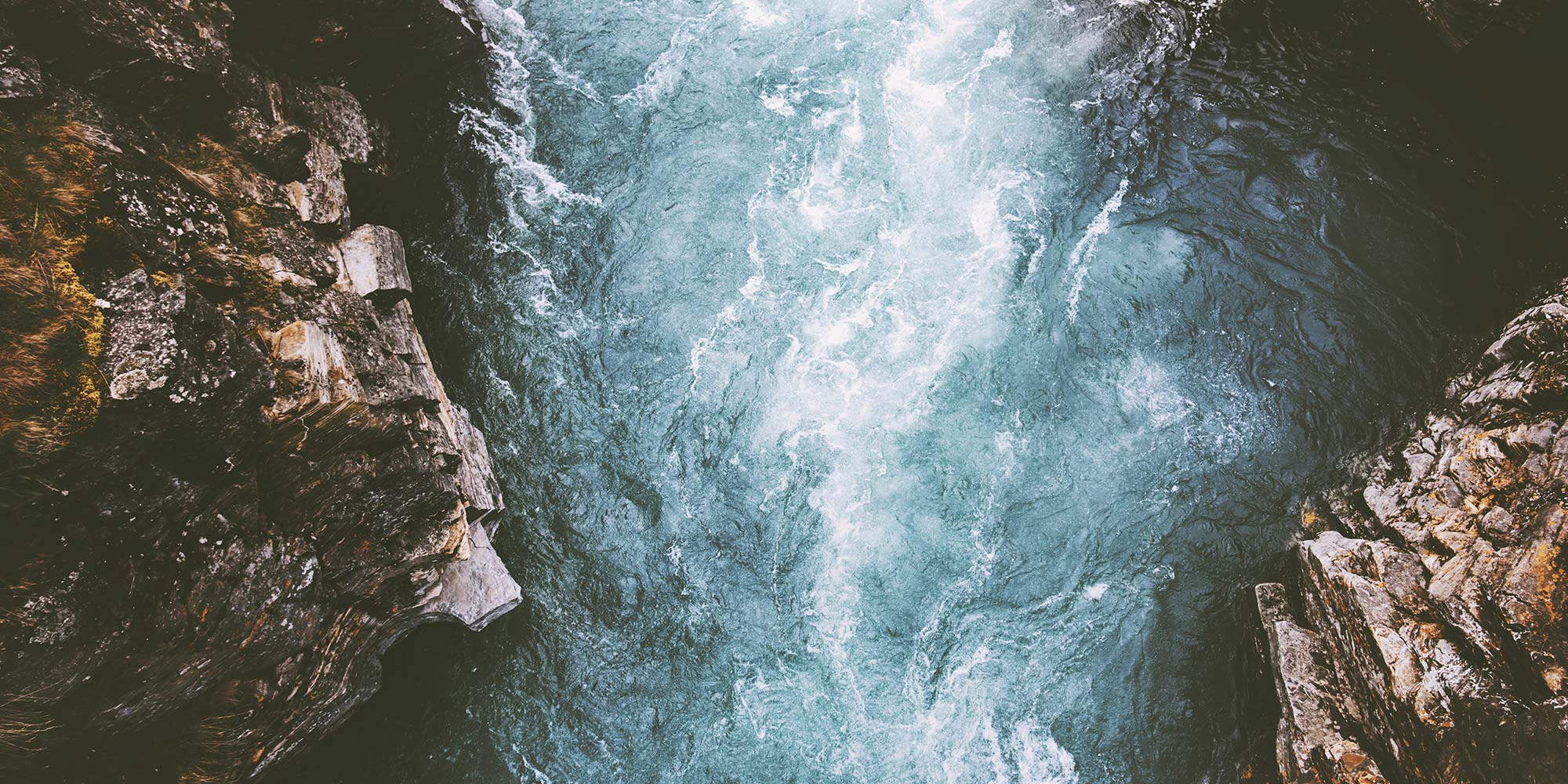 Das Header-Bild ist ein reines Schmuckbild. Es zeigt eine felsige Struktur in kalten und warmen Farben. Es hat semantisch mit dem Thema Periimplantitis nichts zu tun.