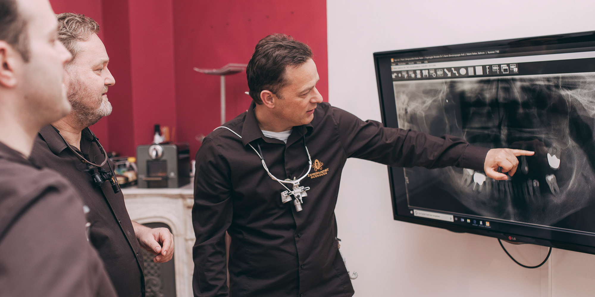 Zahnärzte analysieren Röntgenbild in der Zahnarztpraxis