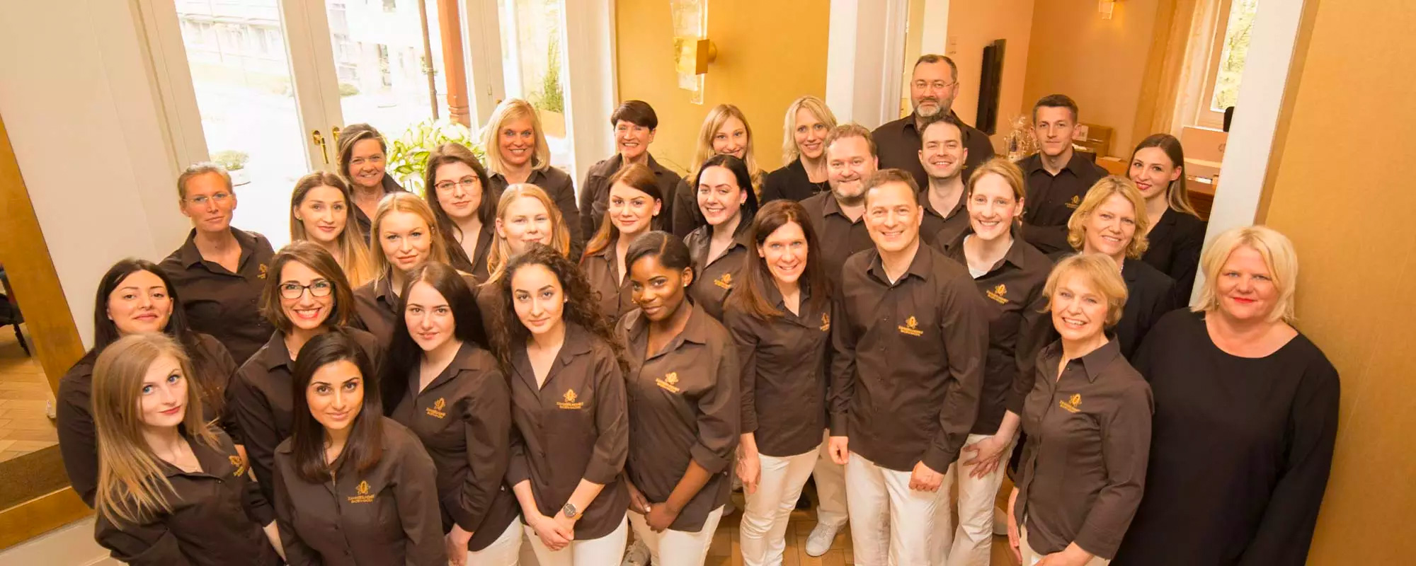 Freundliches Zahnarzt-Team in der Praxis Baden-Baden