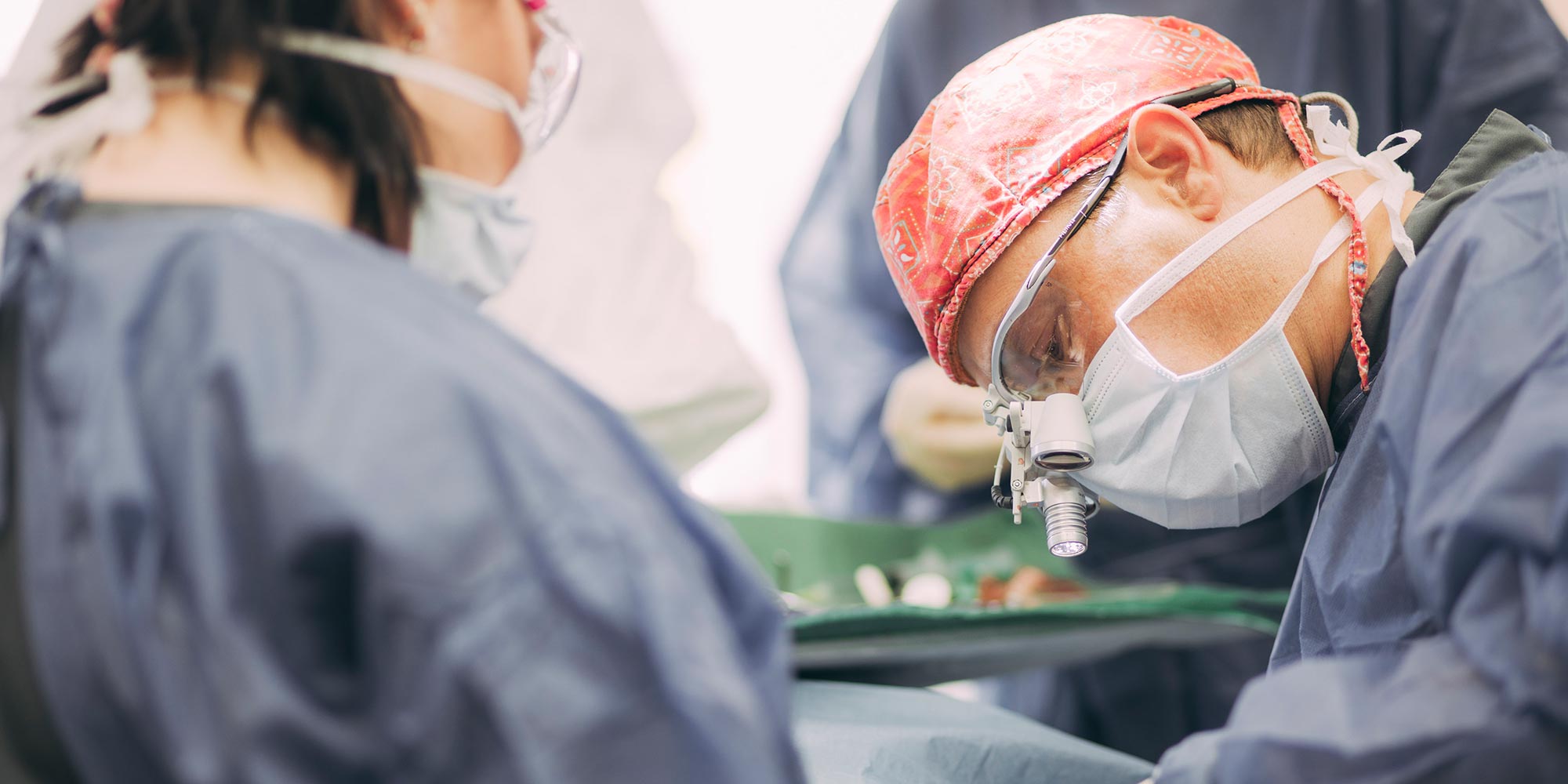 Zahnarzt entfernt Weisheitszahn in moderner Praxis in Baden-Baden