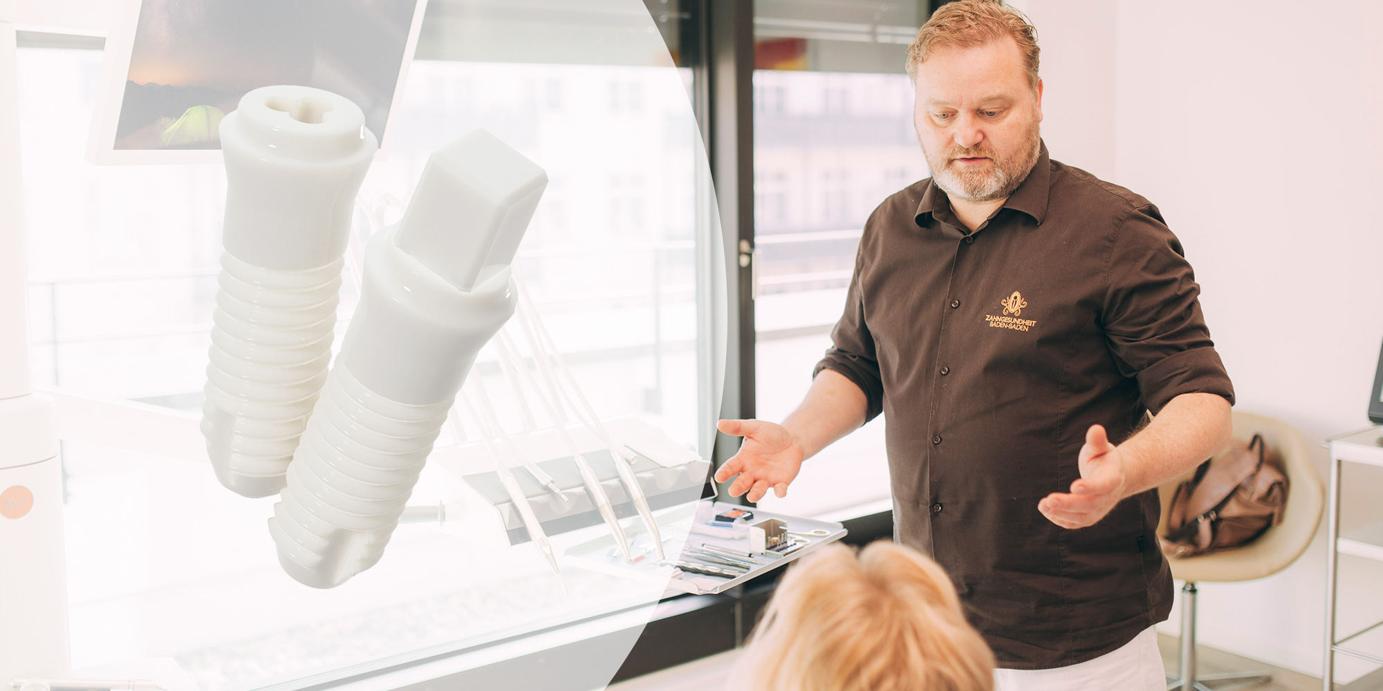 Zahnarzt erklärt Patientin Vorteile von Keramikimplantaten